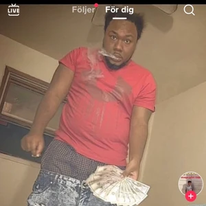 Röd tröja - Säljer min röda tröja eftersom den inte kmr till användning pris inte slaget med hammaren utan med en slägga.