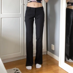 bikbok lågmidjade kostymbyxor  - måste tyvärr sälja mina fina lågmidjade kostymbyxor från bikbok då de inte sitter som jag vill💞💞köpta för 399kr och endast använda 1 gång!!! säljer vid bra bud💝 frakt på 62 kr tillkommer😘