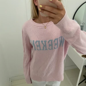 Så fin stickad - Så snygg tröja med text ”weekend”!! Den är så cool