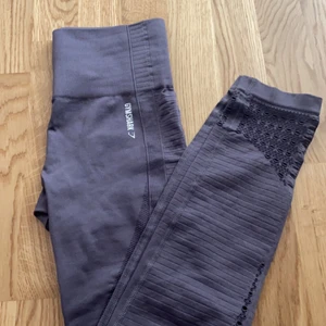 Gymshark leggings  - 🌸 Gymshark Energy seamless träningsleggings i strl S säljes. Stretchiga och väldigt sköna. Komprimerande och formar kroppen snyggt. Nyskick - knappt använda. Färgen heter ”Slate Lavender” och är en mix av grå/brun/lila typ 🌸