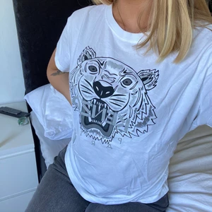 Kenzo t-shirt - Hur cool?! Passformen är liten imed att detta är en XL men jag är en S/M så skulle säga att det är den storleken👌🏼. Den är i väldigt bra skick😊