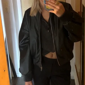 Zara skinnjacka - Den slutsålda jackan från zara, har bara testat den på så den är ej använd. Om fler är intresserad blir det budgivning💗