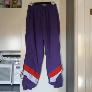 Lila byxor - Köpt på 2hand. I gott skick. Står ingen storlek men skulle säga medium. Men sitter bra på mig som har s. Två fickor fram och dragkejeöppining i benen(bild 3) För mer info/bilder är det bara att skriva ☀️