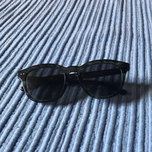 Nividas glasögon Sydney - Säljer dessa solglasögon, Nividas Eyewear Sidney, då de tyvärr är för stora för mig. Fick de i present så jag har tyvärr inte originalpåsen kvar. Säljer för 366 inkl.frakt, kan också mötas upp! Nypris ca 1199 ❤️