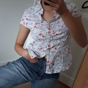 Kortärmad skjorta - Fin kortärmad skjorta med blå och röda blommor, sparsamt använd 🌺