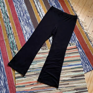 Svarta vida tights - Ett par bootcut tights i svart färg. Köpta från H&M, i fint skick. För fler bilder eller mått kontakta mig :) Frakt sker via PostNord spårbart 57 kr 📦