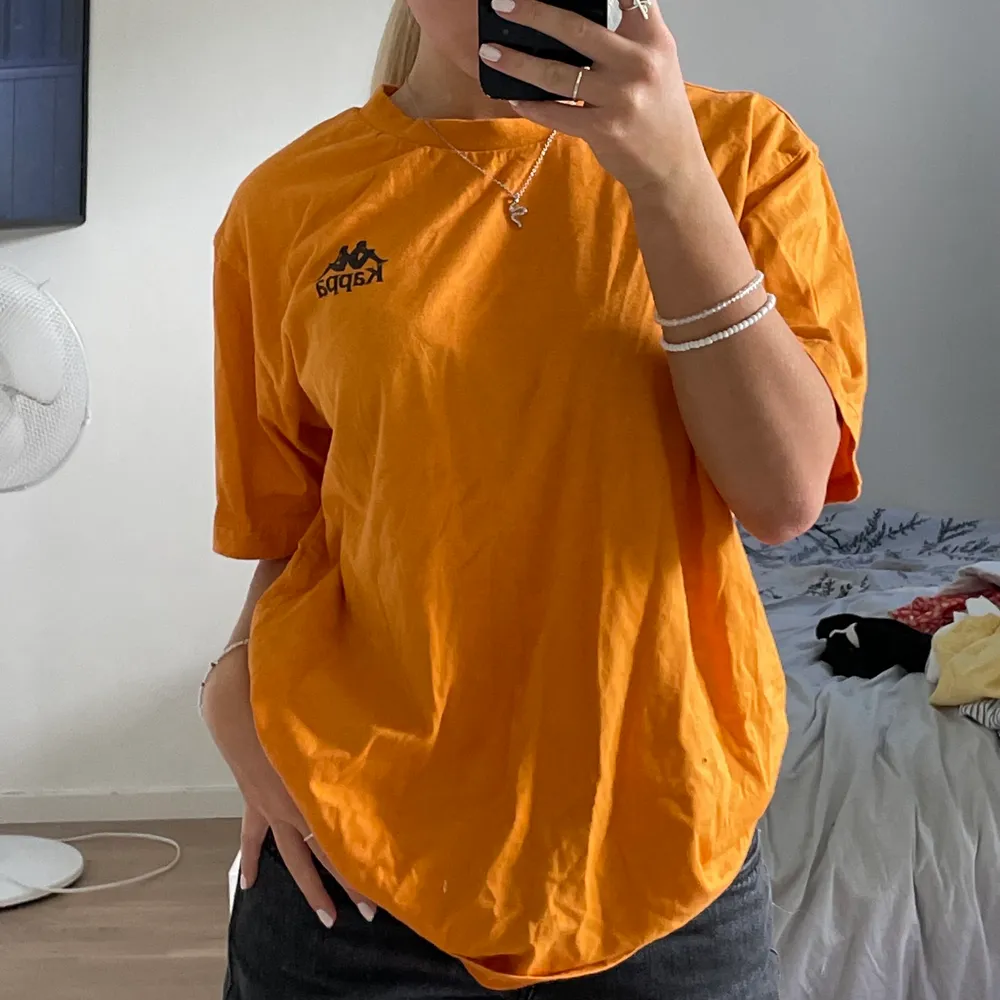 Orange kappa oversize-tshirt, köparen står för frakten på 49kr . T-shirts.