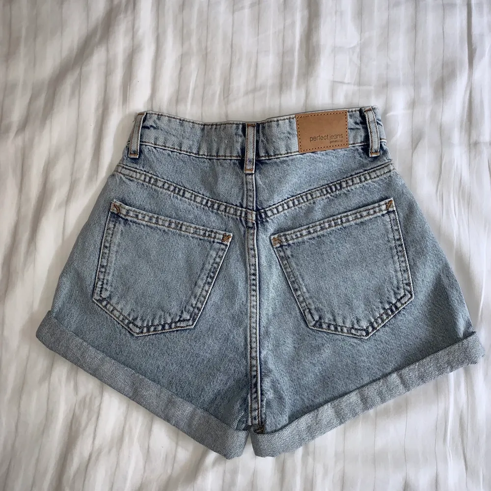 Ett par ljusblåa jeansshorts från Gina, storlek 30 och aldrig använda. Original pris: 399kr Köparen står för frakten . Shorts.