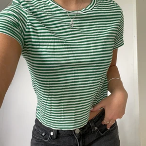 Randig t-shirt - T-shirt kort från monki