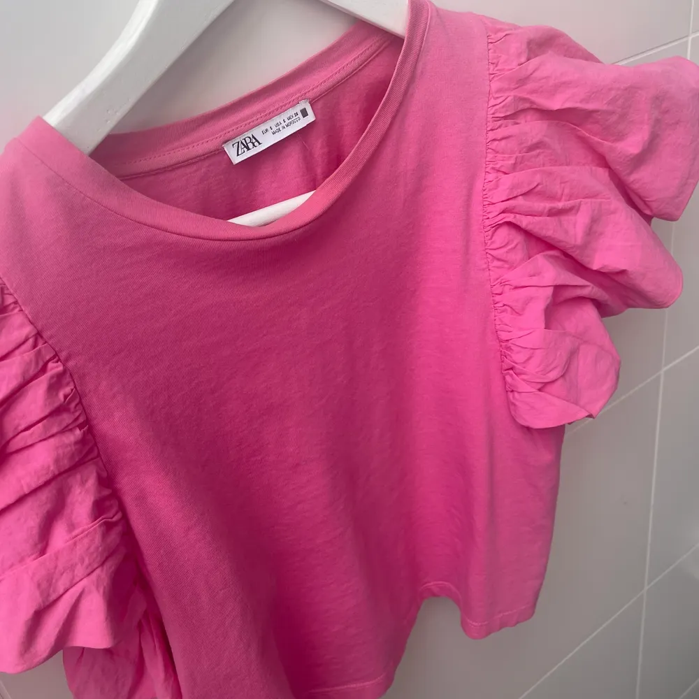 söt croppad tröja me söta armar. rosa från zara. säljs då den tyvärr inte kommer till användning 💗. Toppar.