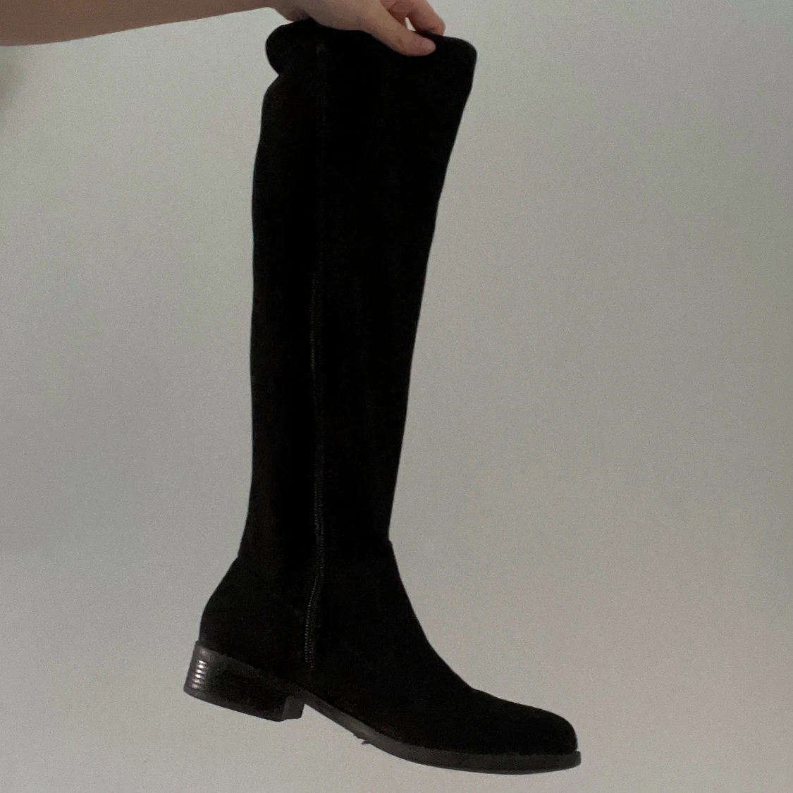 Svarta stövlar i mocka