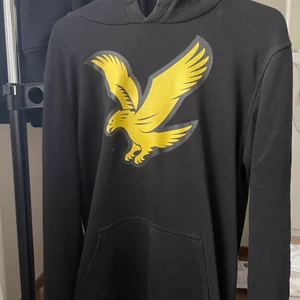 Lyle and scott hoodie  - Säljer en hoodie från lyle and scott då den inte kommer till användning. Tröjan hade tidigare ett hål i vänsta arm men sydde ihop det(3). Hör av dig om du är intresserad. Passar som S