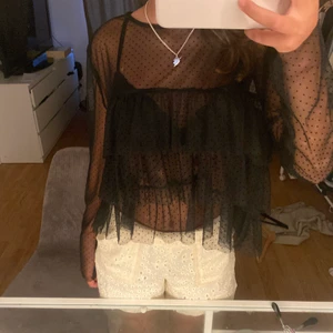 Zara blus  - Jätte fin blus från zara. Storlek L men passar även mig med xs-s, passar xs-l. 
