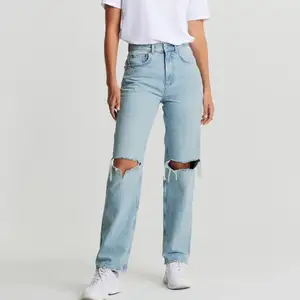 Säljer dessa jeans från Gina Tricot då de inte kommer till användning och de är för stora för mig. Är i bra skick men har några märken ner till men skulle inte säga att det syns. Köpta för 500kr och säljs för 150+frakt. Skriv privat om du har några frågor