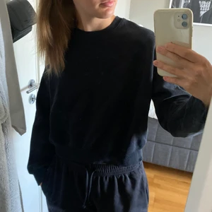 Svart sweatshirt - Köparen står för frakten. Priset kan sänkas vid snabbt köp. Hör av dig vid fler frågor🤗