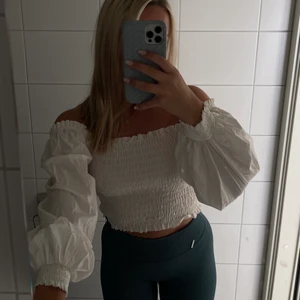 Vit topp - Vit topp som är så fin till sommaren!! Storlek S! Aldrig använd! 🤍