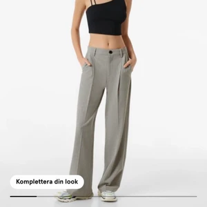 Gråa Kostymbyxor -  Jättefina grå kostym byxor  Köpte för 400 från zalando använda 1 gång då jag inte gillade att dom va så långa 