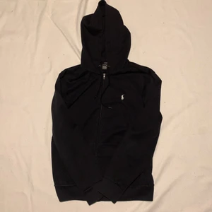 Polo Ralph Lauren Zip-Up - - 1,5 år gammal zip-up från ralph lauren - Storlek S - Knappt använd - Inget kvitto finns - Meddela innan du köper