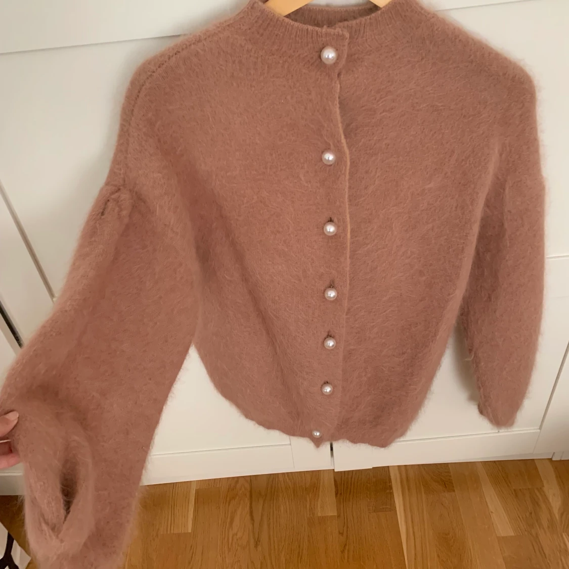 Tjock stickad kofta med pärldetaljer i stl S - 90