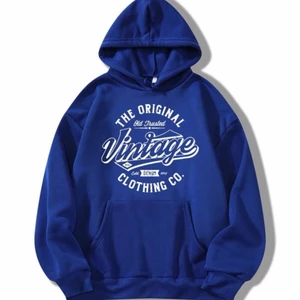 blå hoodie  - Marinblå hoodie, köpte på Plick för 150kr säljer för 50kr+frakt. kan posta och  mötas upp i sthlm. TRYCK IKTE PÅ KÖP NU❤️❤️