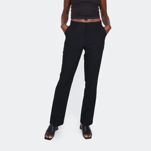 Kostymbyxor BikBok - Kostymbyxor bikbok. Svarta. Långa ben bootcut/wide. Modell: Vilma. Storlek 34. 🖤🖤🖤🖤🖤🖤