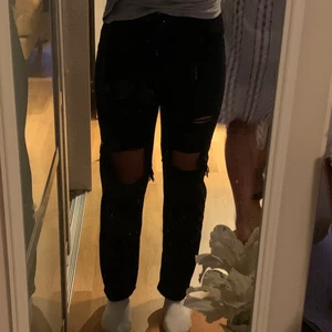 Mid waist - Korta på mig är som är 170 Bra längd för någon mellan 155-165 Ska inte vara så tajta Tog nån storlek för liten💕 