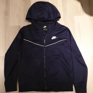 Nike zip hoodie med huva - De är i storlek 147-158 och är i jätte bra skick den har aldrig används.