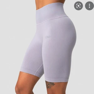 ICIW shorts (nyskick) - Shorts från I Can I Will i en ljuslila färg, storlek medium och helt oanvända!💜 nypris 549kr och slutsålda på hemsidan🦋 hör av er vid intresse eller frågor💕💕 spårbar frakt på 39kr tillkommer📦