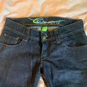 Snygga Edc by Esprit jeans! Köpta från sellpy men var tyvärr för små för mig. Midjemått: 37 cm rakt över. Innerbensmått: 80 cm. De är lowwaist och flared. Köparen står för frakt!