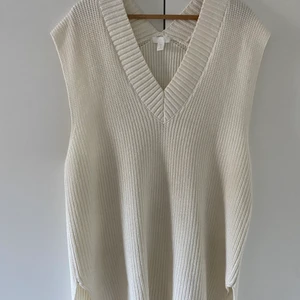 HM stickatväst strl L - En ny stickat väst i färgen vit. Strl L. Har aldrig använt den. Nyskick. 