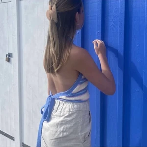 Topp - En superfin topp från Zara som tyvärr inte kommer till användning hos mig. Väldigt bra skick! Den är i storlek M men passar mig som har XS i allt annat! Har ni några frågor är det bara att höra av sig 😊 !LÅNADE BILDER! 