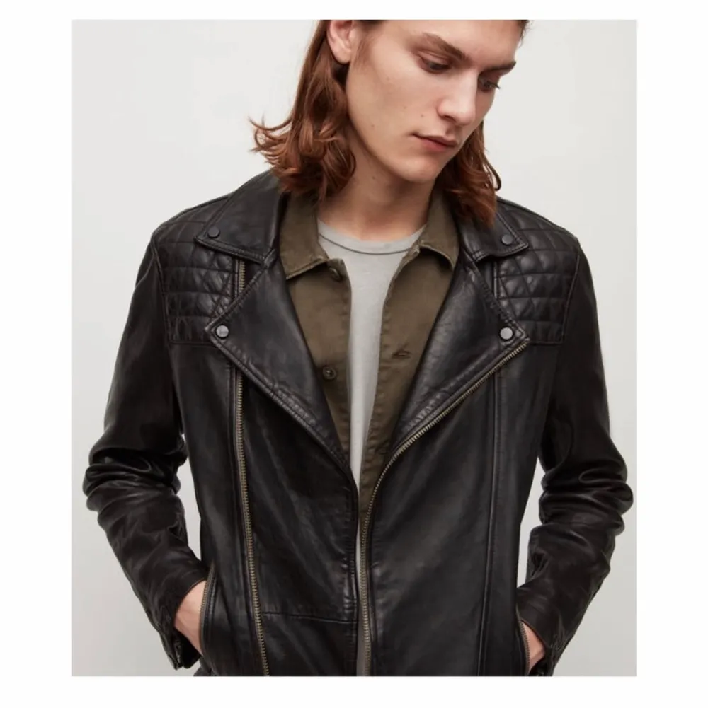Brun! 🤎 Klassisk Conroy Biker Jacket kjøpt på All Saints i London for noen år siden. Pent brukt med tradisjonelle detaljer;  - Long sleeve - Quilted shoulder panels - Zipped cuffs - Asymmetric zip - Side zip pockets - Model is 6'1.5
