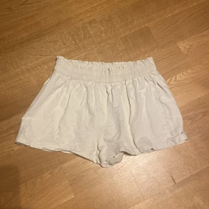 Bik bok  - Ett par linne shorts bra till sommaren jätte sköna om man bara vill ta på sig ett par byxor är dom jätte bra att andvända.💗
