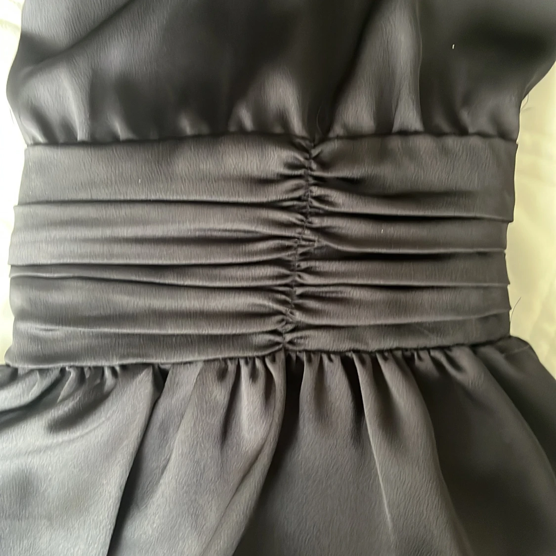 Svart satin klänning - 90