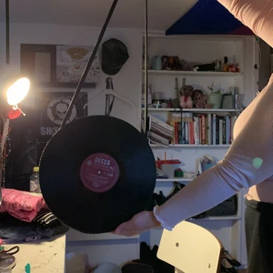 Vinylväska - Intressekoll. Jag gör dessa väskor av gamla vinylskivor, ville kolla om någon var intresserad av att köpa så gör jag gärna flera ☺️<3 frakt räknas ut vid intresse 