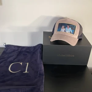 Maggiore keps S3 C1  - Säljer min helt nya maggiore keps S3 C1. Beige med blått nät. Är helt slutsåld och svår att få tag på. Låda och påse är med. Frågor i dm-> 