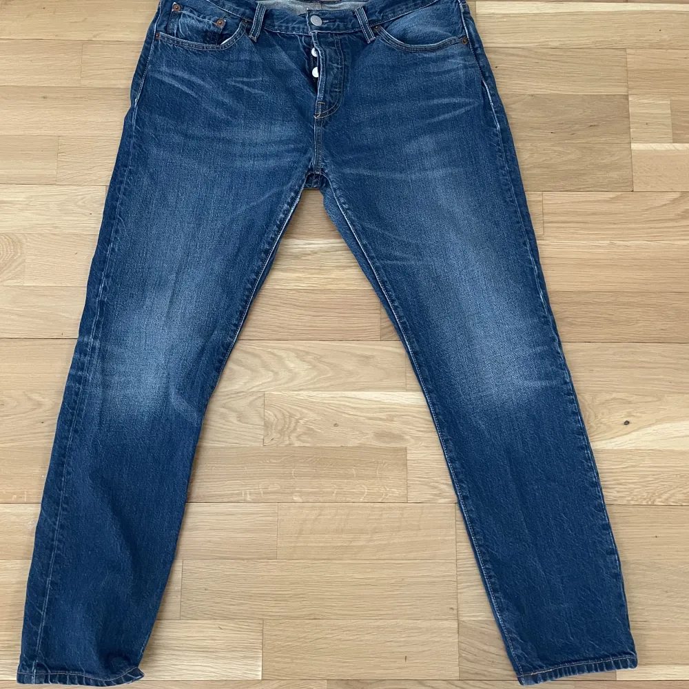 Levis 501 jeans i storlek W28 L32, köpta secondhand men passade tyvärr inte så säljer vidare🫶🏼 Tvivla inte att höra av er vid frågor eller intresse. Jeans & Byxor.