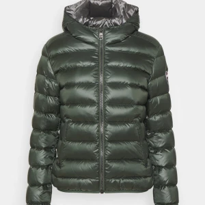 Colmar Jacka - Colmar originals Ladies jacket matte hood grön. Säljer min fina jacka som nästan aldrig är använd. Storleken är 42 men den sitter som en small eller medium.💕 Jag köpte jackan på zalando för 4000kr