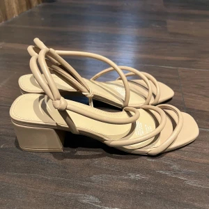 Låga remklackar - Från HM. Slutsålda. Inte använda. Originalpris 250kr.