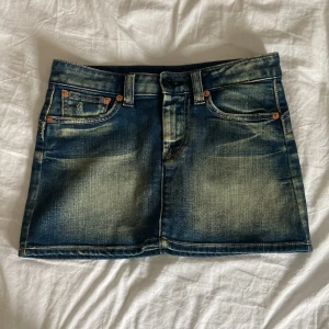 Miniskirt - Jättefin miniskirt köpt second hand ❤️ Står ingen storlek men skulle gissa på 32/XS❤️ jättefin wash!!
