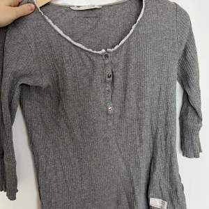 Odd molly blus - Odd molly blus Storlek: S !OBS! - en knapp är lite skavd (se bild 3)  -Det är ”trekvarts ärm” 