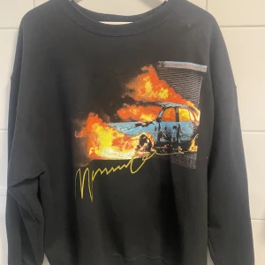 Oversize crewneck Mennace - Skönt plagg från märket Mennace 💫  Inte allt för tjock i materialet så är perfekt till det kommande vårvädret 🤝 Oversize fit ✌️  Jag är 187 75kg och tröjan sitter oversize på mig 🫶🏻
