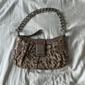 Väska - Superfin väska som tyvärr inte kommer till användning längre! Lite trög dragkedja men annars i bra skick:)