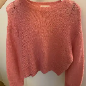 Jättefin rosa stickad tröja från hm, andvänd ett par gånger bara så den är som ny🫶🏻