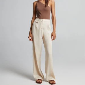 Linnebyxor - Högmidjade linnebyxor från Bershka, aldrig använda. Nypris 299kr