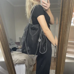 väska - Stella McCartney likande väska som är jätte rymlig🥰 i jätte fint skick!! 