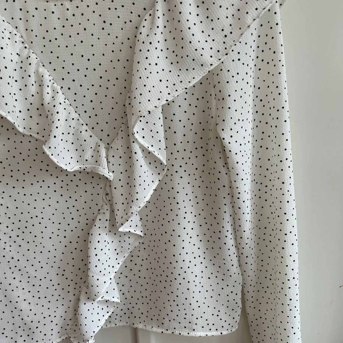 Söt blus med volang och prickar  - 90