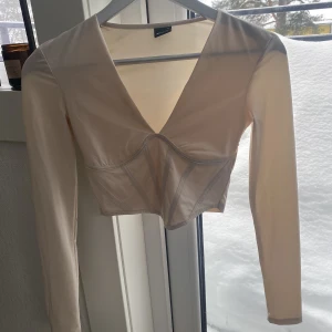 Korsett liknande topp - Super fin långärmad korsett aktig topp. Använd 1 gång