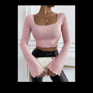 Babyrosa kroppad topp med vida ärmar - Babyrosa kroppad topp med långa vida ärmar. Denna topp är oanvänd och är i storlek M men är liten i storleken så passar som S perfekt!