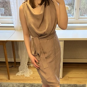 Klänning  - Söt klänning som hade passat perfekt på ett bröllop eller liknande. Endast använd ett fåtal gånger. Hör gärna av dig om du har frågor! 